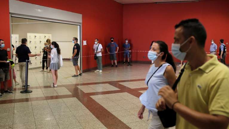 Κορονοϊός: Ουρές στο Σύνταγμα για δωρεάν rapid test  - Τα σημεία ελέγχου σε όλη την Ελλάδα [εικόνες]