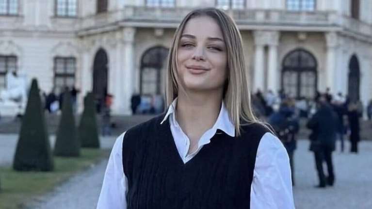 Τέμπη: "Όποιος χειροκρότησε τον Καραμανλή είναι συνένοχος" – Ξεσπά η μητέρα της 20χρονης Κλαούντια [βίντεο]