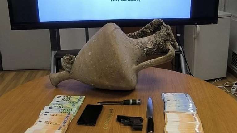Προσπάθησε να πουλήσει αρχαίο αμφορέα μέσω διαδικτύου και συνελήφθη