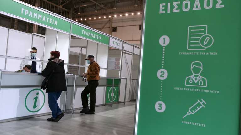 Κορονοϊός: Ανοίγει αύριο η πλατφόρμα για τις ηλικίες 30-39 και τη Μ. Πέμπτη  για τους 40-44 με AstraZeneca