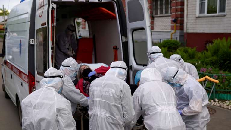 Γιατί η επιδημία του κορονοιού δεν παρουσιάζει ύφεση στις ΗΠΑ όπως στην Ευρώπη;