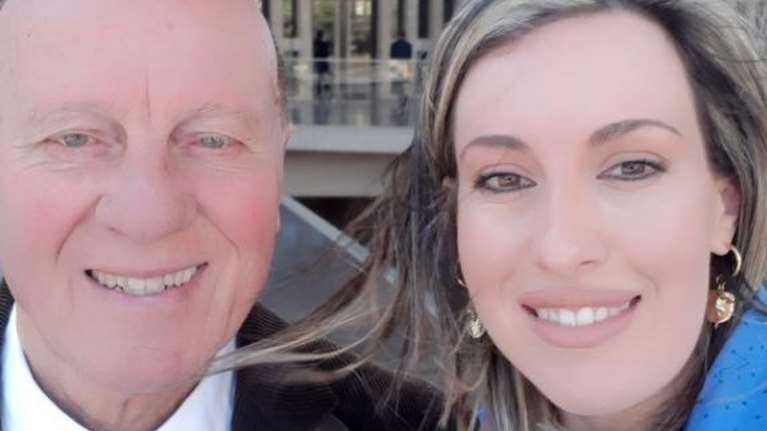 Μίμης Δομάζος: Το μήνυμα της κόρης του, Πόπης πριν την κατάρρευσή του