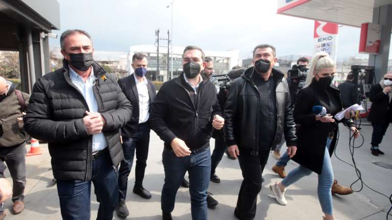 Τσίπρας στη Σίνδο: &quot;Εκρηκτικό&quot; το κλίμα και στη μεταποίηση από τις αυξήσεις