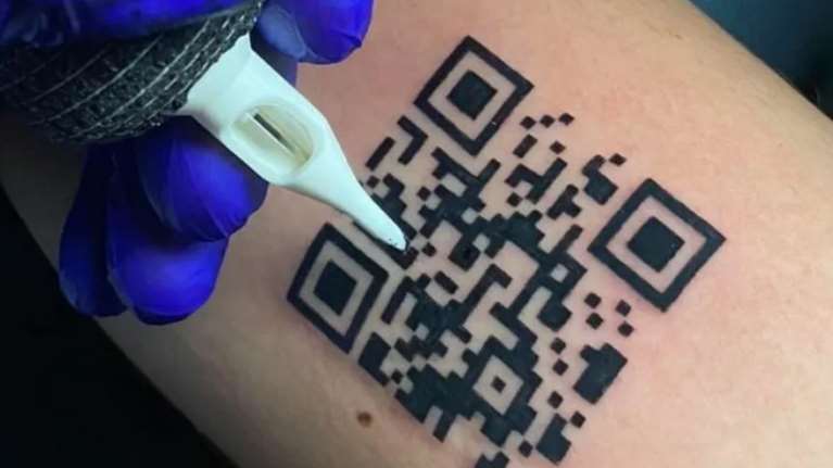 Ιταλία  -  Κορονοϊός Έκανε τατουάζ τον κωδικό κρυπτογράφησης του εμβολίου