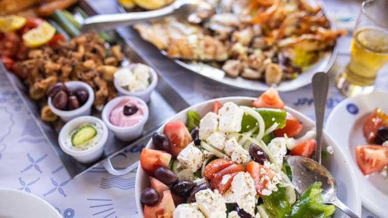 Απόλυτη πρωτιά: Κορυφαία στον κόσμο η ελληνική κουζίνα για το 2024 - Ποια πιάτα αποθεώθηκαν
