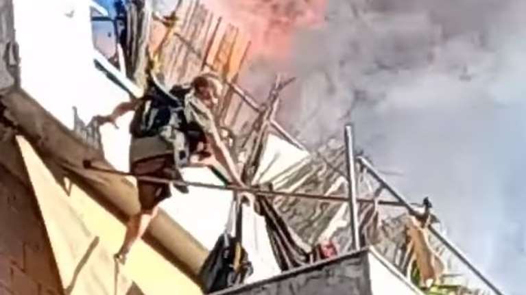 Φωτιά σε πολυκατοικία στον Κολωνό: Η στιγμή που ένοικος πηδά από το μπαλκόνι για να σωθεί [Βίντεο]