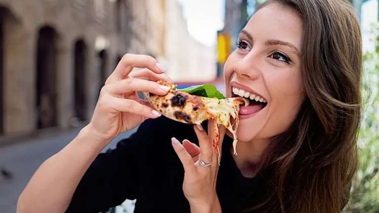 Λεκές από λάδι στα ρούχα: Πώς φεύγει σε λίγα λεπτά - Το απλό κόλπο που θα σε σώσει