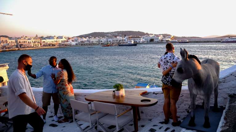 Κορονοϊός:  Tέλος οι πτήσεις της Ryanair από Πάφο για Μύκονο - 19 κρούσματα στην Κύπρο από το νησί των ανέμων