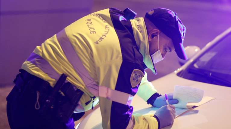 Πρόστιμο 900 ευρώ σε 17χρονη στη Θεσσαλονίκη: Σε απογνωση ο άνεργος πατέρας της - Τι υποστηρίζει η αστυνομία