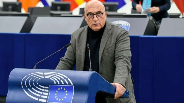 Qatargate: Ελεύθερος υπό όρους ο ευρωβουλευτής Αντρέα Κοτσολίνο