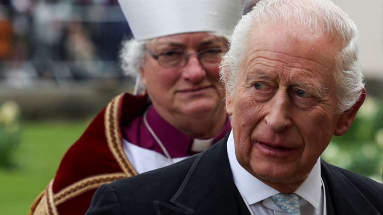 Bασιλιάς Κάρολος: &quot;Πληγωμένος και θυμωμένος&quot; με τον πρίγκιπα Χάρι μετά τη διαμάχη για την ασφάλεια και την επίθεση στην οικογένειά του