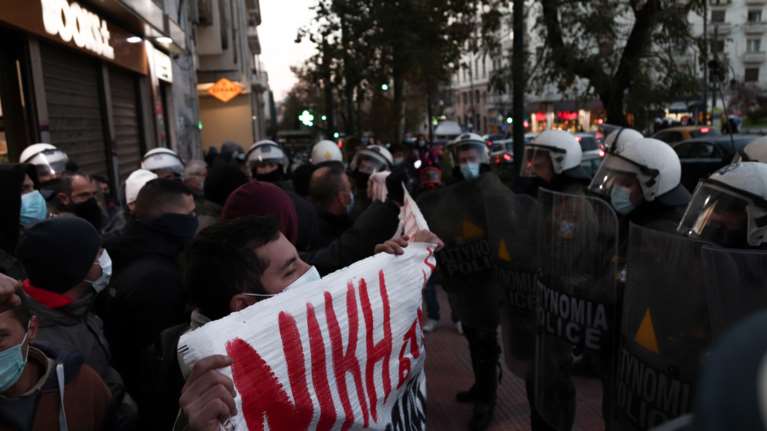 Ένταση στη συγκέντρωση αλληλεγγύης για τον Δημήτρη Κουφοντίνα στα Προπύλαια [Εικόνες]