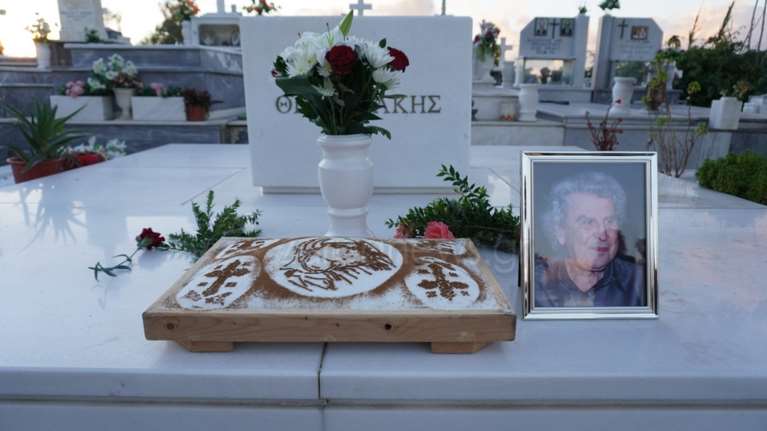Τρεις μήνες χωρίς τον Μίκη Θεοδωράκη: Στο Κοιμητήριο του Γαλατά Χανίων το μνημόσυνο [Eικόνες - Βίντεο]