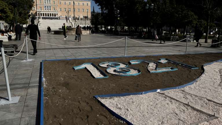 25η Μαρτίου: Φτιάχνουν μια μικρή πλατεία μέσα στην πλατεία Συντάγματος- Πυρετώδεις προετοιμασίες [Εικόνες]