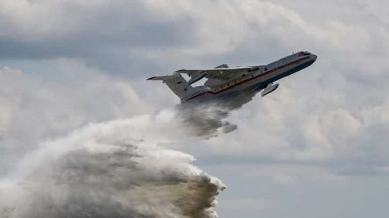 Κρήτη: Εντυπωσιακό - Στη μάχη με τη φωτιά στο Κακοδίκι ρίχθηκε το ρωσικό &quot;θηρίο&quot; Beriev-200 [Βίντεο]