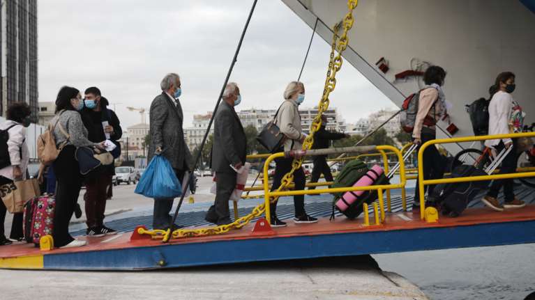 Lockdown: Εκτός από τα βουνά οι Αθηναίοι παίρνουν και τα... νησιά - Αυξημένη κίνηση στον Πειραιά [Εικόνες]