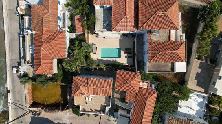 Ο ΣΥΡΙΖΑ για την πισίνα Κασσελάκη: Ανθρακες ο θησαυρός, να γίνει έλεγχος στο σπίτι της Παναγιωταρέα στην Πλάκα