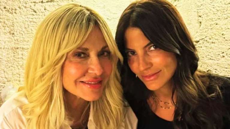 Δήμητρα Κούστα στο πλευρό της Αννας Βίσση - Stylish με σορτς και halter τοπ