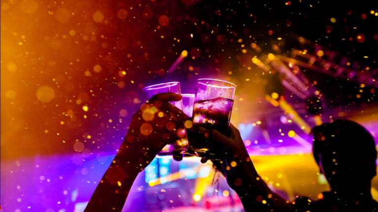 Αλλάζει η νομοθεσία για το αλκοόλ στους ανηλίκους- Χορήγηση μόνο με ταυτότητα, αυστηρές οι ποινές για τους πωλητές