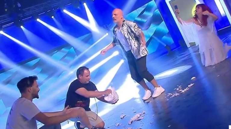 Ο Νίκος Μουτσινάς αντιγράφει το ζεϊμπέκικο του Βασίλη Μπισμπίκη στο &quot;Καλό Μεσημεράκι&quot;