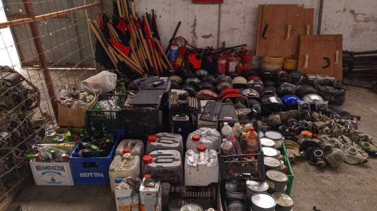 Θεσσαλονίκη: Τεράστιο οπλοστάσιο στην κατάληψη που εκκενώθηκε - Μολότοφ, κροτίδες, κράνη και κοντάρια [εικόνες]