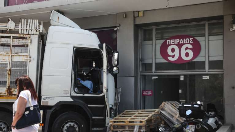Το &quot;τρελό&quot; φορτηγό στην Πειραιώς σάρωσε τα πάντα: Μάντρες, μηχανάκια και σπασμένη βιτρίνα [εικόνες]