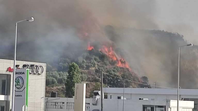 Φωτιά στο Ηράκλειο: Οι φλόγες κατευθύνονται με ταχύτητα στα πρώτα σπίτια στις Γούρνες