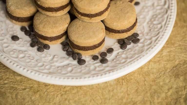 Γεμιστά μπισκότα με ταχίνι και κακάο- H συνταγή που θα φτιάχνεις συνέχεια