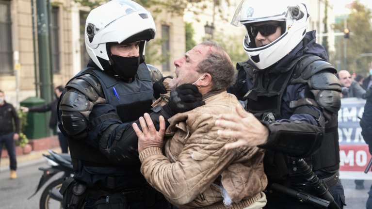 Επέτειος Πολυτεχνείου: Καρέ - καρέ η &quot;μάχη&quot; με χημικά στην Πανεπιστημίου - Τους πήραν σηκωτούς οι αστυνομικοί