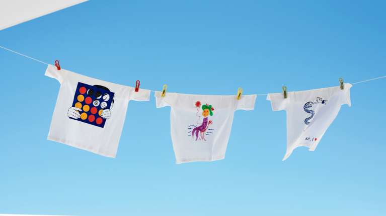 Μοναδικά μπλουζάκια για την ενίσχυση της Ένωσης &quot;Μαζί για το Παιδί&quot;