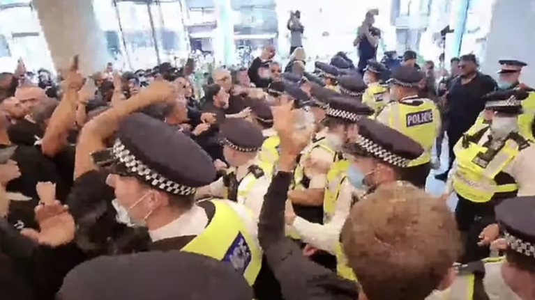 Χαμός στο Λονδίνο: Αντιεμβολιαστές "μπούκαραν" στο στούντιο του Channel 4 [Βίντεο]