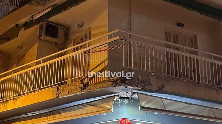 Θεσσαλονίκη: Νταλίκα ξήλωσε μπαλκόνι διαμερίσματος [Εικόνες]