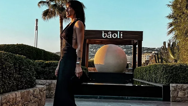 Η Ραφαέλα Ψαρρού ποζάρει με μαγιό στις Κάννες και αναστατώνει το Instagram