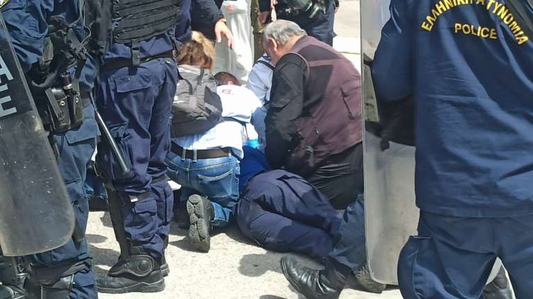 Πορεία ΓΣΕΕ-ΑΔΕΔΥ: Αστυνομικός κατέρρευσε στο μνημείο του Αγνώστου Στρατιώτη από την πολύωρη ορθοστασία