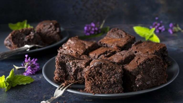Εύκολη συνταγή για brownies με βρώμη - Χωρίς μίξερ, έτοιμο σε 5 λεπτά