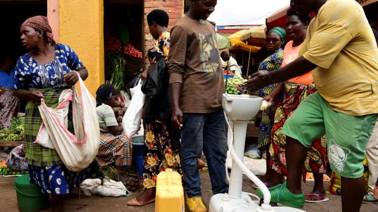 Ρουάντα-κορονοϊός: Φορητοί νιπτήρες σε στάσεις λεωφορείων, εστιατόρια, τράπεζες, καταστήματα-ΕΙΚΟΝΕΣ
