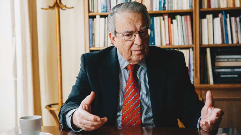 Ξεσπάθωσε ξανά ο Μπαμπινιώτης: "Click away" θέλατε; Καλά να πάθετε…