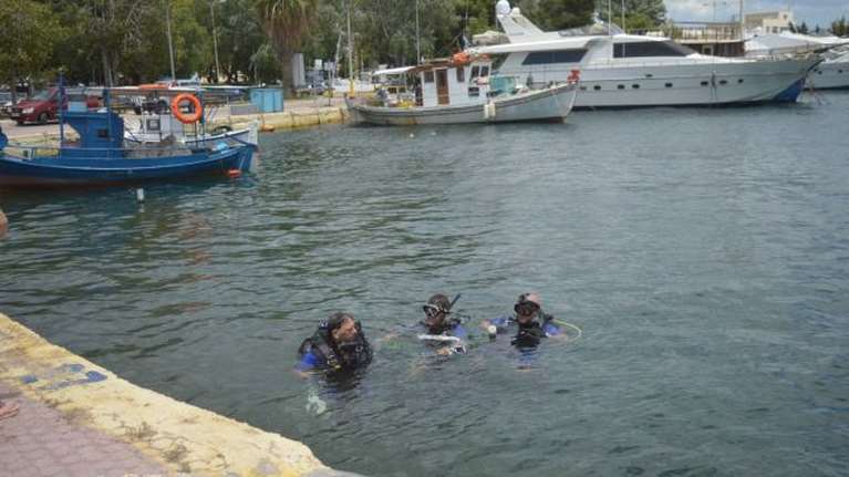 Απίστευτο: Περισσότερα από 500 κιλά σκουπίδια στο βυθό της Ελευσίνας [εικόνες]