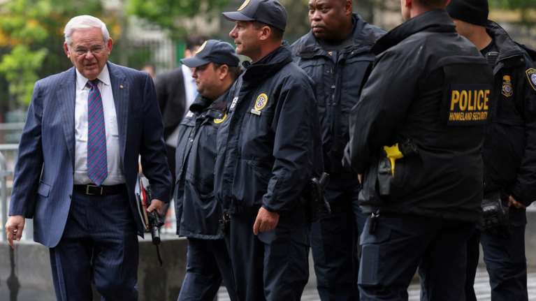 Μπομπ Μενέντεζ: Ένοχος για όλες τις κατηγορίες για διαφθορά ο γερουσιαστής – Κατηγορείται για δωροδοκία με μετρητά και ράβδους χρυσού