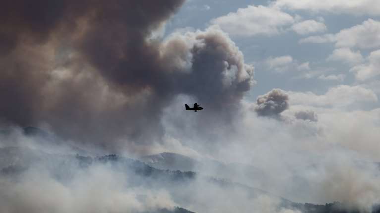 Άνδρος: Σε εξέλιξη πυρκαγιά στη Ζαγορά - Στη μάχη δύο αεροσκάφη air tractor