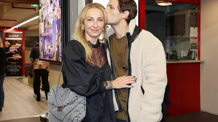 Ρούλα Ρέβη: Μόλις δημοσίευσε μία ολόγυμνη φωτογραφία του Αποστόλη Τότσικα