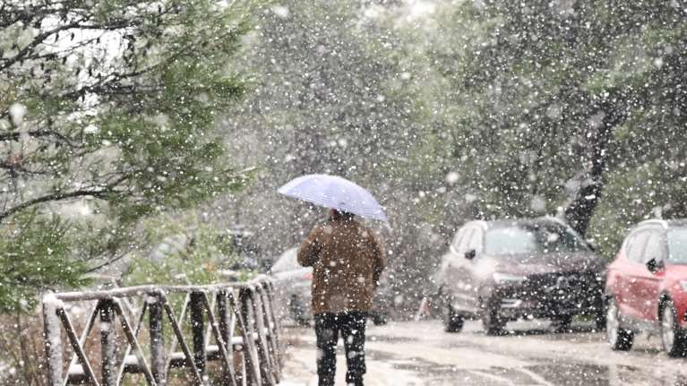 Καιρός: Χιόνια και τσουχτερό κρύο φέρνει ο βαλκανικός χιονιάς – Εως 10 βαθμούς Κελσίου πέφτει η θερμοκρασία
