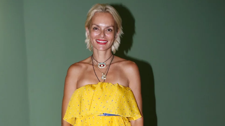 Style alert! Το κόκκινο ψηλόμεσο μπικίνι της Έλενας Χριστοπούλου αναδεικνύει υπέροχα τις καμπύλες