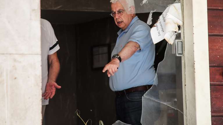 Επίθεση του Ρουβίκωνα με τρικάκια και μπογιές στο γραφείο του Στράτου Σιμόπουλου στη Θεσσαλονίκη
