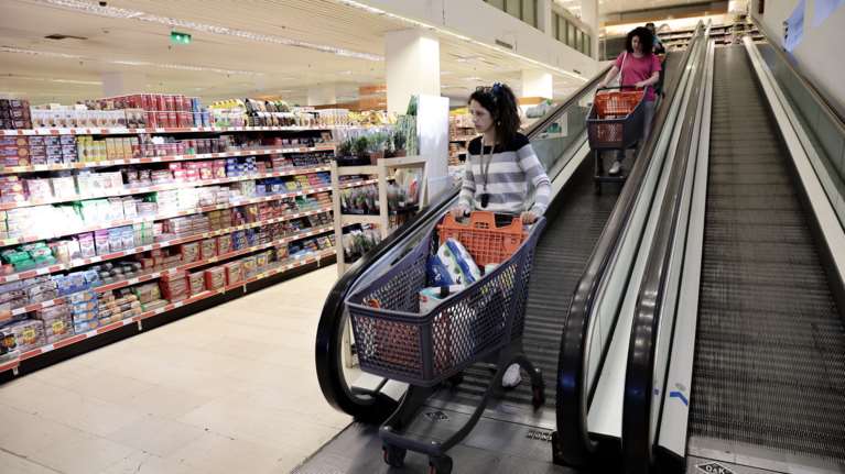 Δεκαπενθήμερο πληρωμών για επιδόματα, συντάξεις: Νέο πακέτο στήριξης από τα έσοδα των παρόχων ενέργειας