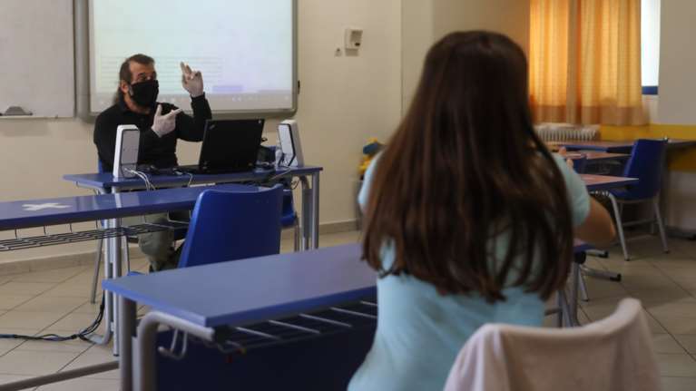 Οι δάσκαλοι και οι καθηγητές φοβούνται τον κορονοϊό στο σχολείο αλλά πηγαίνουν όλοι μαζί στο συλλαλλητήριο