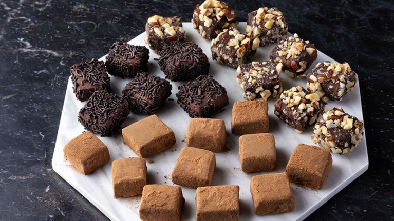 Πετρετζίκης: Συνταγή για υπέροχα τρουφάκια - Πανεύκολα, με τρία υλικά