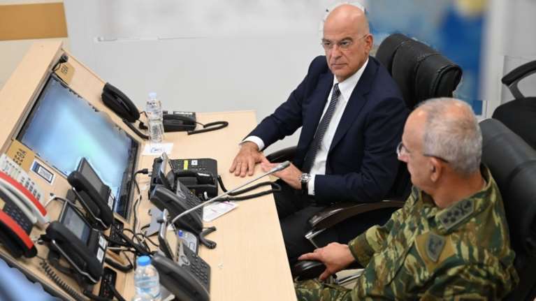 Σχέδιο &quot;Κόσμος&quot;: Απομακρύνθηκαν με C-130 από τη Βηρυτό 22 Έλληνες και 38 Κύπριοι - Η ανάρτηση Δένδια