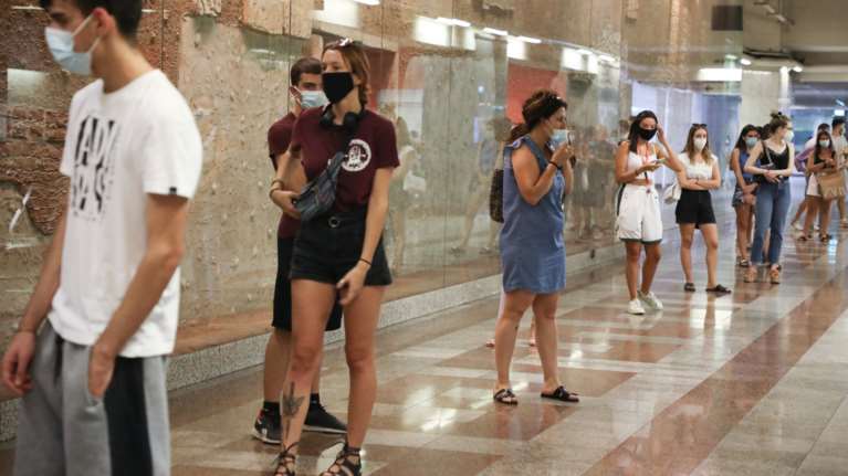 Κορονοϊός: Ουρές από νέους στο Σύνταγμα για ένα δωρεάν rapid test, λίγο πριν φύγουν διακοπές [εικόνες]