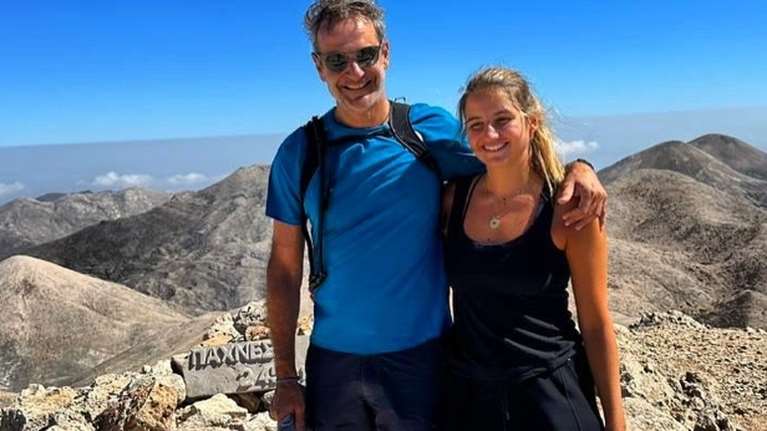 Φωτογραφία στα 2.453 μέτρα: Ο Κυριάκος Μητσοτάκης με την κόρη του στην ψηλότερη κορυφή των Λευκών Ορέων